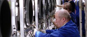 Arbeitsmarktexperten raten älteren Arbeitnehmern offen zu bleiben für die Zusammenarbeit mit Jüngeren, das Selbstbewusstsein nicht zu verlieren.