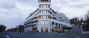 Das neue Suitenhotel soll 108 Apartments haben und im ersten Quartal 2023 fertig werden. Es hat mit sechs Stockwerken ein Stockwerk mehr und ca. 8200 qm Gesamtfläche. Es ist damit größer als das ehemalige Kurhaus, das nur 6000 qm Fläche hatte.  Das ehemalige Kurhaus Sellin hatte einen  Spa-Bereich von nur 100 qm. Das neue Gebäude verfügt über 800 qm. 