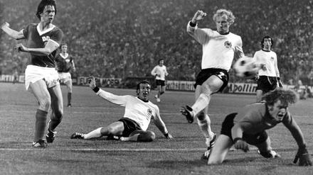 Der Höhepunkt des „Dramas“ vom 22.06.1974 im Hamburger Volksparkstadion: Auf den Knien blickt Sepp Maier fassungslos dem Ball hinterher, der zum 1:0-Sieg für die DDR ins bundesdeutsche Netz fliegt, getreten von Jürgen Sparwasser.