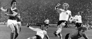 Der Höhepunkt des „Dramas“ vom 22.06.1974 im Hamburger Volksparkstadion: Auf den Knien blickt Sepp Maier fassungslos dem Ball hinterher, der zum 1:0-Sieg für die DDR ins bundesdeutsche Netz fliegt, getreten von Jürgen Sparwasser.