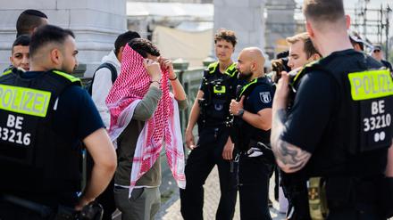 Pro-Palästinensische Demonstranten werden am Randes eines „Marschs für die Freiheit der Geiseln“ für die Freilassung der von der Hamas festgehaltenen israelischen Geiseln von Polizisten festgehalten.