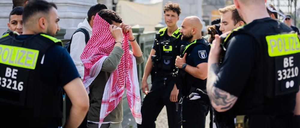 Pro-Palästinensische Demonstranten werden am Randes eines „Marschs für die Freiheit der Geiseln“ für die Freilassung der von der Hamas festgehaltenen israelischen Geiseln von Polizisten festgehalten.
