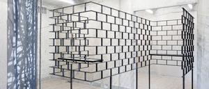 Muster und Mauern: Tücher von Tamuna Chabashvili treffen auf metallene Strukturen von Sabine Hornig.