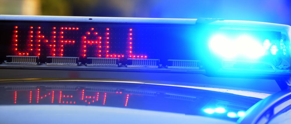 ARCHIV - 12.06.2017, Bayern, Günzburg: Auf einem Polizeifahrzeug warnt eine Leuchtschrift vor einer Unfallstelle. (zu dpa: «Mutmaßlicher «Reichsbürger» tritt Polizist bei Unfallaufnahme») Foto: Stefan Puchner/dpa +++ dpa-Bildfunk +++