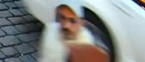 Diese beiden Männer werden per Fotofahndung gesucht. Sie sollen eine Seniorin gefesselt, geknebelt und beraubt haben.