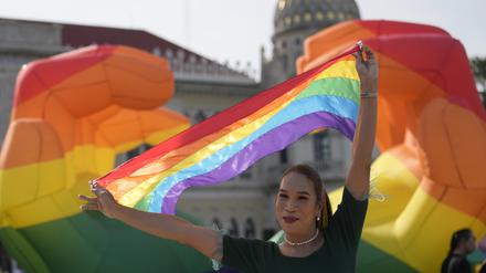 Der thailändische Senat hat am Dienstag mit überwältigender Mehrheit für ein Gesetz zur Gleichstellung der Ehe gestimmt und damit die letzte legislative Hürde genommen, damit das Land als erstes in Südostasien ein solches Gesetz in Kraft setzen kann. 
