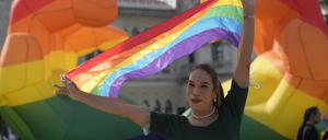 Der thailändische Senat hat am Dienstag mit überwältigender Mehrheit für ein Gesetz zur Gleichstellung der Ehe gestimmt und damit die letzte legislative Hürde genommen, damit das Land als erstes in Südostasien ein solches Gesetz in Kraft setzen kann. 