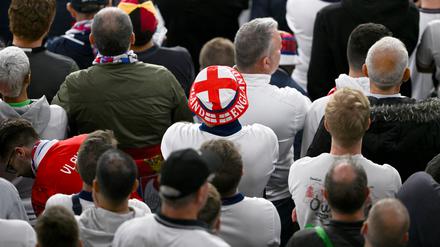 Englische Fans während des EM-Spiels gegen Serbien
