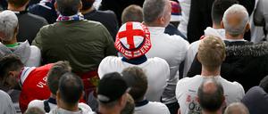 Englische Fans während des EM-Spiels gegen Serbien
