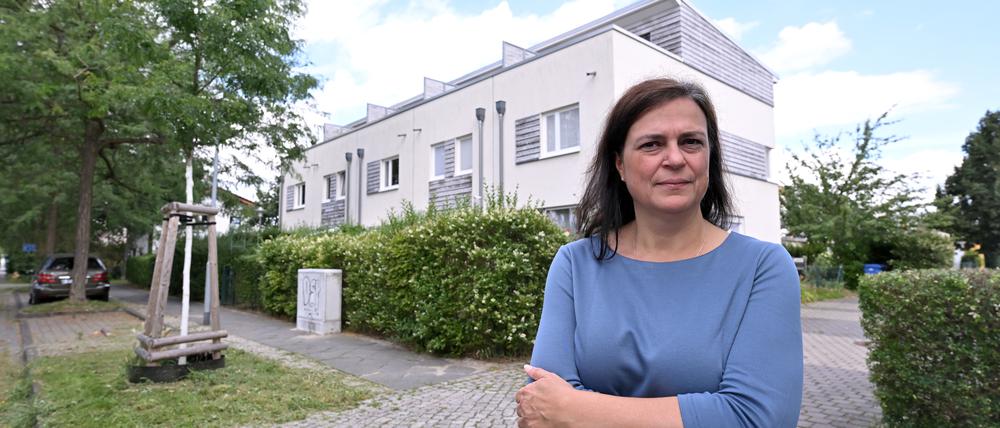 Mieterin Anke Stemmann vor ihrem Reihenhaus in der Orville-Wright-Straße im Bornstedter Feld. Zunächst glaubte sie, das Schreiben der MBS sei ein Fake.