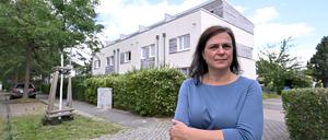 Mieterin Anke Stemmann vor ihrem Reihenhaus in der Orville-Wright-Straße im Bornstedter Feld.  Zunächst glaubte sie, das Schreiben der MBS sei ein Fake.