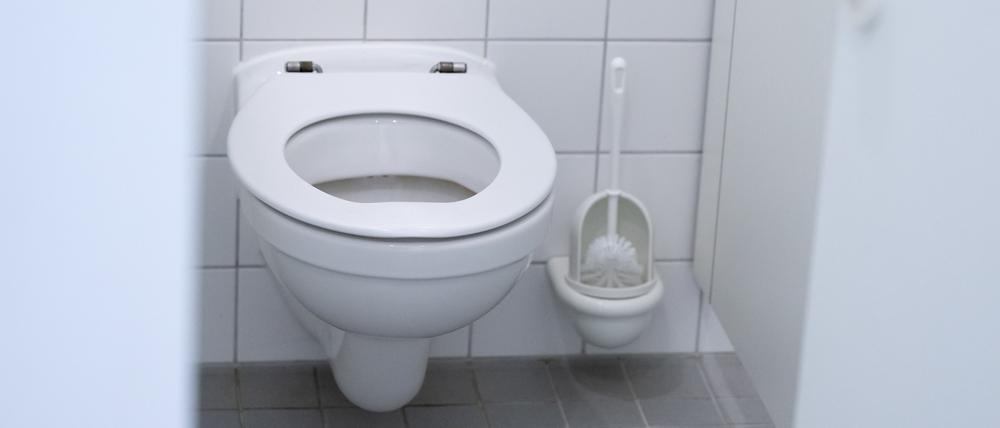 18.06.2024, Bayern, München: Eine Schultoilette ist in der Grundschule an der Stielerstraße zu sehen. Die Deutsche Toilettenorganisation (GTO) hat die Grundschule an der Stielerstraße in München mit einem Preis ausgezeichnet. Foto: Sven Hoppe/dpa +++ dpa-Bildfunk +++