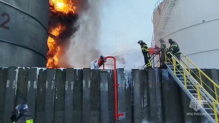 Russische Feuerwehrleute löschen den Brand am Öllager in Rostow.