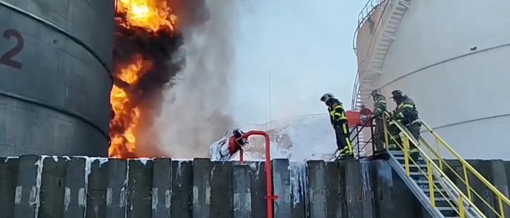 Russische Feuerwehrleute löschen den Brand am Öllager in Rostow.