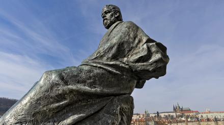 Das Smetana-Monument in Prag mit Blick auf die Burg. 