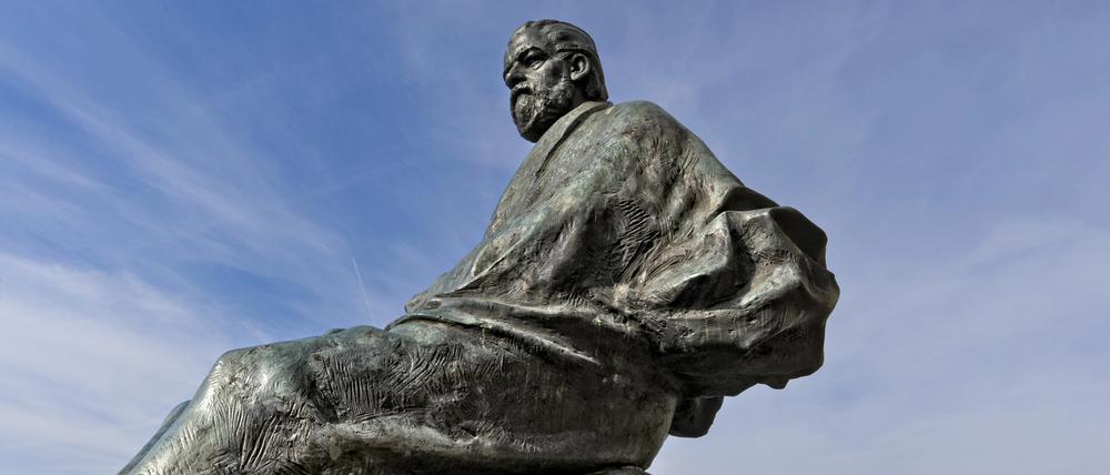 Das Smetana-Monument in Prag mit Blick auf die Burg. 