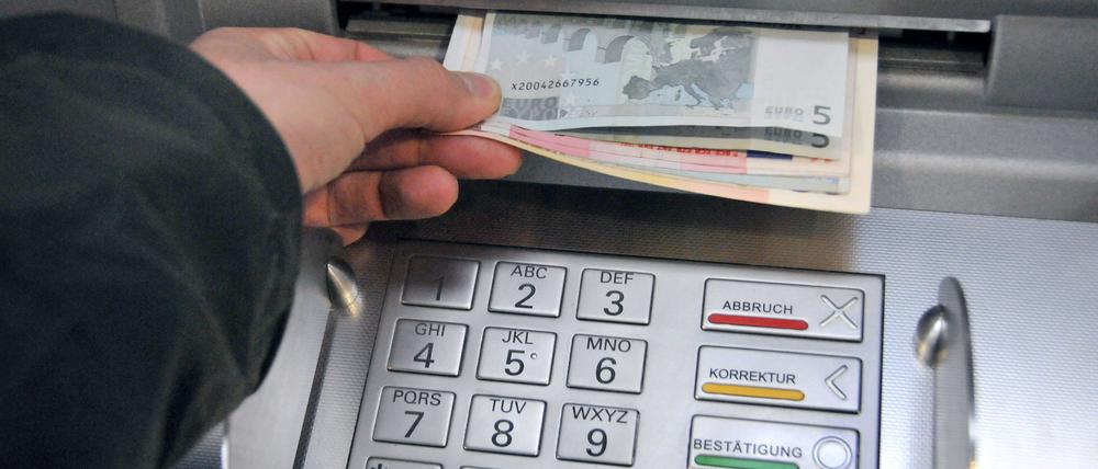 Bargeld gibt es im Juli vorübergehend nicht am Automaten der Sparkasse Am Stern.