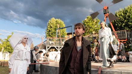 Szene aus „Krabat“, Openairtheater des Staatstheater Cottbus im Hof der Alvensleben-Kaserne.
