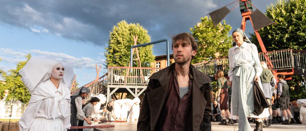 Szene aus „Krabat“, Openairtheater des Staatstheater Cottbus im Hof der Alvensleben-Kaserne.