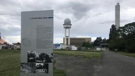 Infostele zum Zwangsarbeiterlager auf dem Flughafen Tempelhof.