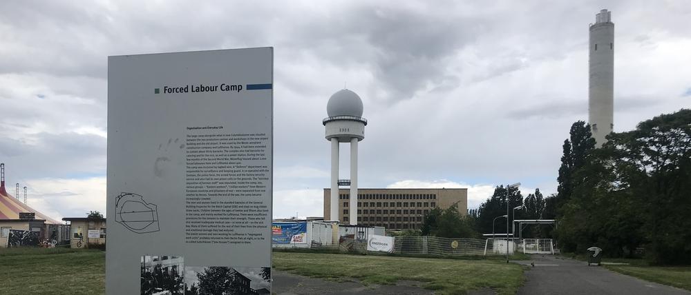 Infostele zum Zwangsarbeiterlager auf dem Flughafen Tempelhof.