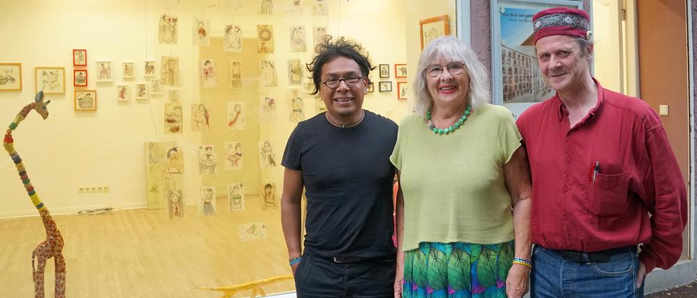 Der Beriner Kulturverein „Fantom“ feiert sein 30. Jubiläum. Zu den Mitgliedern gehören der Maler Oscar Castillo, die Journalistin und Historikerin Anita Kugler und der im Bundesarchiv tätige Ludwig Norz (v.l.n.r).