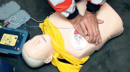 Ein Rettungssanitäter demonstriert an einer Puppe eine Herzdruckmassage. (Symbolbild)