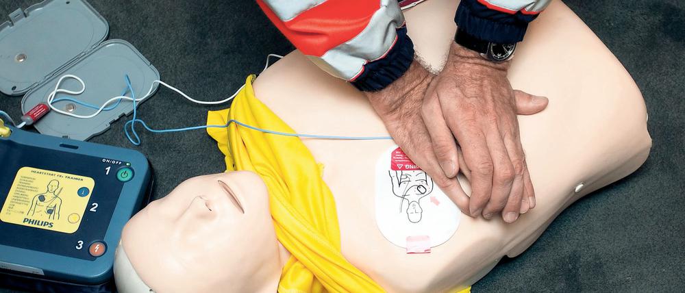 Ein Rettungssanitäter demonstriert an einer Puppe eine Herzdruckmassage. (Symbolbild)