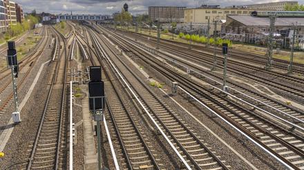 Gleise der S-Bahn und der Regional- und Fernbahn vor dem Bahnhof Ostkreuz im Hintergrund in Berlin-Friedrichshain. 