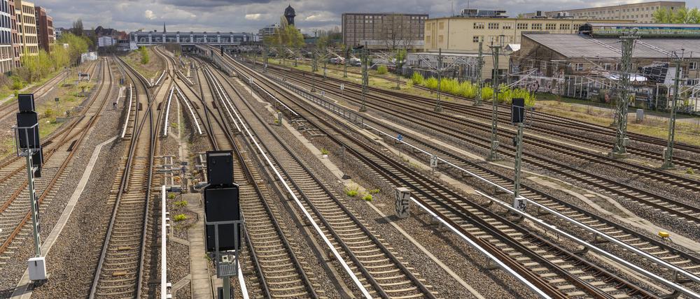 Gleise der S-Bahn und der Regional- und Fernbahn vor dem Bahnhof Ostkreuz im Hintergrund in Berlin-Friedrichshain.