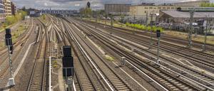 Gleise der S-Bahn und der Regional- und Fernbahn vor dem Bahnhof Ostkreuz im Hintergrund in Berlin-Friedrichshain. 