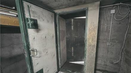 Eine Drucktür aus dem Sortiment des Unternehmens BSSD, die als Zugang für einen Bunkerraum genutzt werden kann.