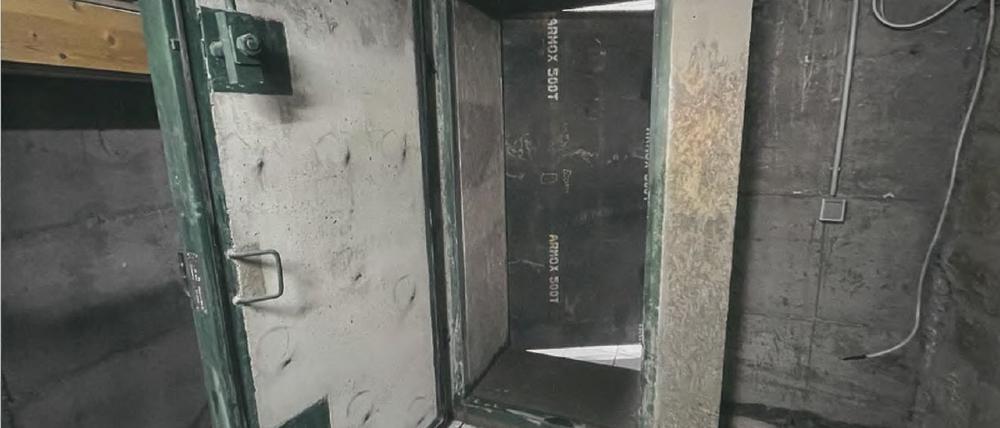 Eine Drucktür aus dem Sortiment des Unternehmens BSSD, die als Zugang für einen Bunkerraum genutzt werden kann.