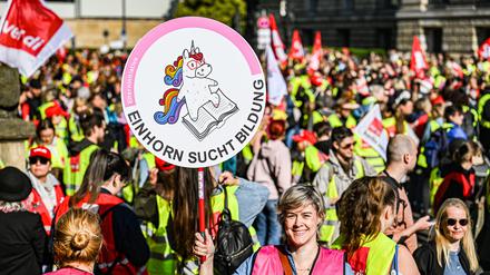 Streikkundgebung vor dem Berliner Abgeordnetenhaus. Mit dem Streik will die Gewerkschaft den Druck auf den Berliner Senat erhöhen. 