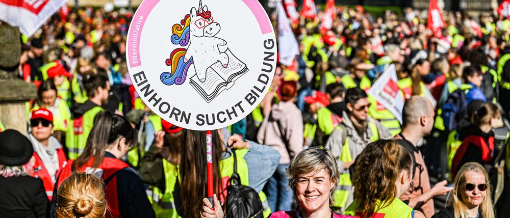 Streikkundgebung vor dem Berliner Abgeordnetenhaus. Mit dem Streik will die Gewerkschaft den Druck auf den Berliner Senat erhöhen. 