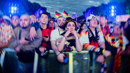 Vor Beginn des Eröffnungsspiels der Fußball-EM haben sich Fans zum Public Viewing in der Fanzone am Brandenburger Tor versammelt. Die Kontrollen an den Eingängen der Fanmeile wurden als ungenügend kritisiert. 