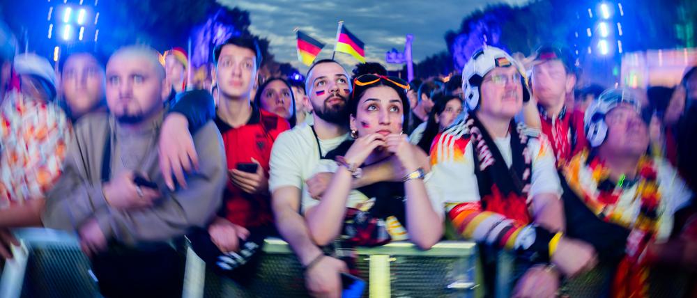 Vor Beginn des Eröffnungsspiels der Fußball-EM haben sich Fans zum Public Viewing in der Fanzone am Brandenburger Tor versammelt. Die Kontrollen an den Eingängen der Fanmeile wurden als ungenügend kritisiert.