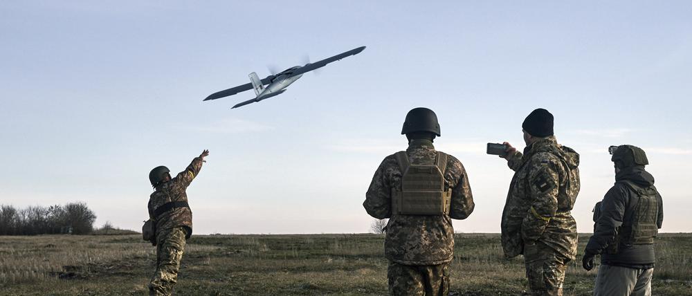 Ukrainische Soldaten starten eine Drohne.