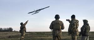 Ukrainische Soldaten starten eine Drohne.