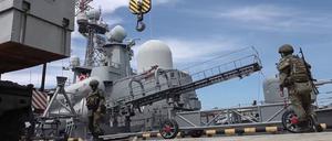 Auf diesem vom Pressedienst des russischen Verteidigungsministeriums am Mittwoch, dem 12. Juni 2024, veröffentlichten Video laden russische Militärangehörige einen Marschflugkörper an Bord eines Kriegsschiffes während russischer Militärübungen, die die Truppen im Einsatz taktischer Atomwaffen trainieren sollen. 