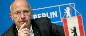 Kai Wegner (CDU), Regierender Bürgermeister von Berlin, kommt zum Bahngipfel von Berlin und Brandenburg ins Rote Rathaus.