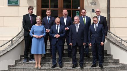 Ministerpräsident von Mecklenburg-Vorpommern, Michael Kretschmer (CDU), Ministerpräsident des Landes Sachsen, Bundeskanzler Olaf Scholz (SPD), Dietmar Woidke (SPD), Brandenburgs Ministerpräsident, Reiner Haseloff (CDU), Ministerpräsident des Landes Sachsen-Anhalt, und Bodo Ramelow (Linke), Thüringens Ministerpräsident, Carsten Schneider (SPD), Ostbeauftragter der Bundesregierung, sowie Kai Wegner (CDU), Regierender Bürgermeister von Berlin, stehen beim Fototermin auf einer Treppe der Leucorea, einem historischen Universitätsgebäude.