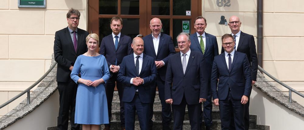 Ministerpräsident von Mecklenburg-Vorpommern, Michael Kretschmer (CDU), Ministerpräsident des Landes Sachsen, Bundeskanzler Olaf Scholz (SPD), Dietmar Woidke (SPD), Brandenburgs Ministerpräsident, Reiner Haseloff (CDU), Ministerpräsident des Landes Sachsen-Anhalt, und Bodo Ramelow (Linke), Thüringens Ministerpräsident, Carsten Schneider (SPD), Ostbeauftragter der Bundesregierung, sowie Kai Wegner (CDU), Regierender Bürgermeister von Berlin, stehen beim Fototermin auf einer Treppe der Leucorea, einem historischen Universitätsgebäude.