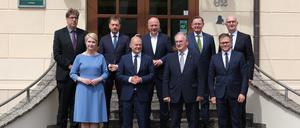 Ministerpräsident von Mecklenburg-Vorpommern, Michael Kretschmer (CDU), Ministerpräsident des Landes Sachsen, Bundeskanzler Olaf Scholz (SPD), Dietmar Woidke (SPD), Brandenburgs Ministerpräsident, Reiner Haseloff (CDU), Ministerpräsident des Landes Sachsen-Anhalt, und Bodo Ramelow (Linke), Thüringens Ministerpräsident, Carsten Schneider (SPD), Ostbeauftragter der Bundesregierung, sowie Kai Wegner (CDU), Regierender Bürgermeister von Berlin, stehen beim Fototermin auf einer Treppe der Leucorea, einem historischen Universitätsgebäude.