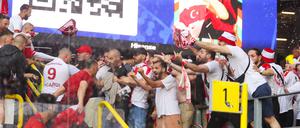 Auseinandersetzung zwischen georgischen und türkischen Fans beim EM-Spiel am Dienstag.