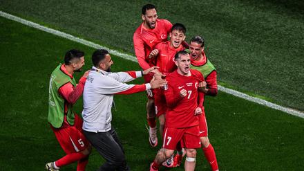 18.06.2024, Nordrhein-Westfalen, Dortmund: Fußball: EM, Türkei - Georgien, Vorrunde, Gruppe F, Spieltag 1, Stadion Dortmund, Kerem Aktürkoglu (r) von der Türkei jubelt nach seinem Tor zum 3-1 mit Mitspielern. Foto: Julian Stratenschulte/dpa +++ dpa-Bildfunk +++