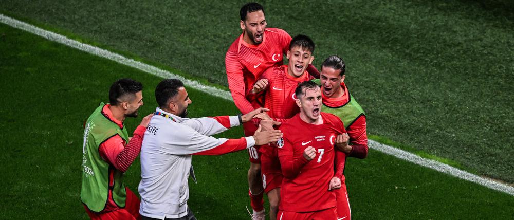18.06.2024, Nordrhein-Westfalen, Dortmund: Fußball: EM, Türkei - Georgien, Vorrunde, Gruppe F, Spieltag 1, Stadion Dortmund, Kerem Aktürkoglu (r) von der Türkei jubelt nach seinem Tor zum 3-1 mit Mitspielern. Foto: Julian Stratenschulte/dpa +++ dpa-Bildfunk +++
