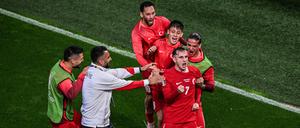 18.06.2024, Nordrhein-Westfalen, Dortmund: Fußball: EM, Türkei - Georgien, Vorrunde, Gruppe F, Spieltag 1, Stadion Dortmund, Kerem Aktürkoglu (r) von der Türkei jubelt nach seinem Tor zum 3-1 mit Mitspielern. Foto: Julian Stratenschulte/dpa +++ dpa-Bildfunk +++