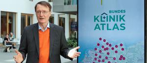 Bundesgesundheitsminister Karl Lauterbach steht neben einem Plakat zum Klinik-Atlas.