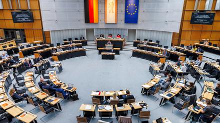 Mitglieder verschiedener Parteien nehmen an der Plenarsitzung des Berliner Abgeordnetenhauses teil.